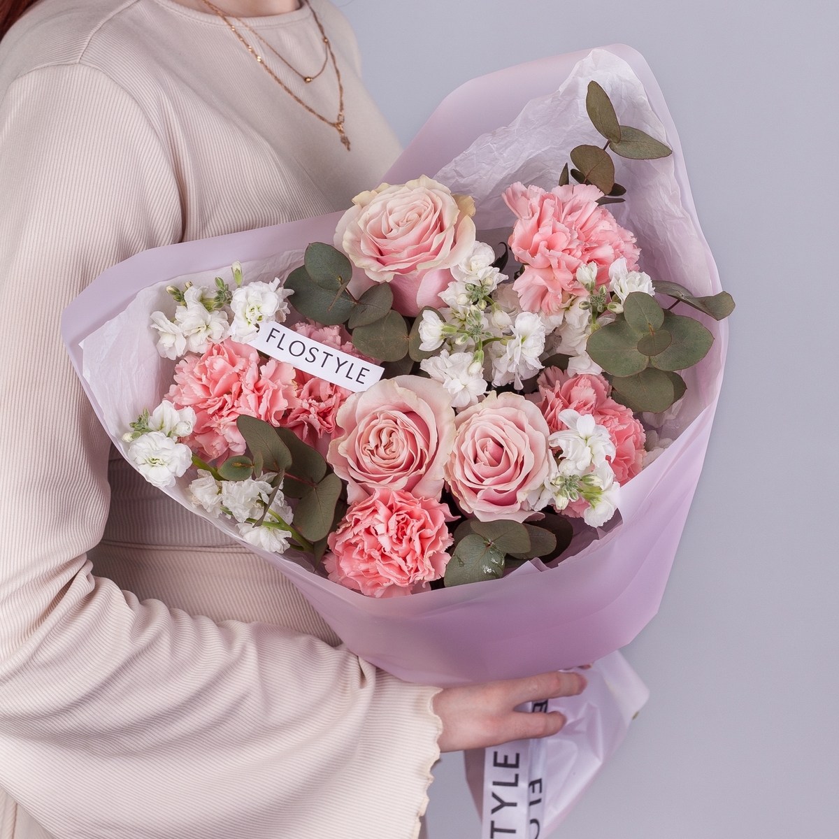 Сборный букет из сортовых роз и диантусов